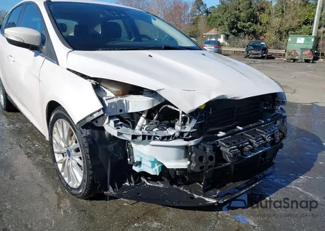 2018 Ford Focus Titanium z USA, uszkodzony, nr VIN 1FADP3N22JL226698